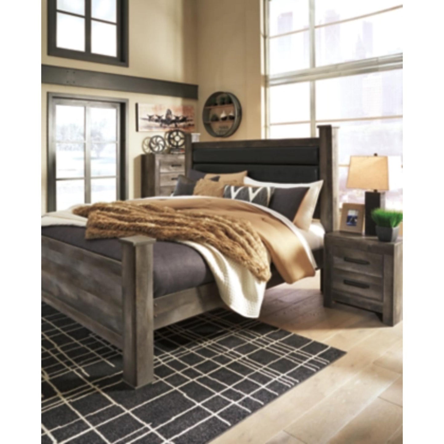 King Wynnlow Poster Bed
