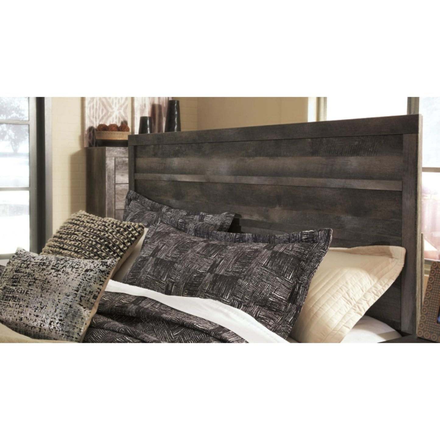 Queen Wynnlow Panel Bed