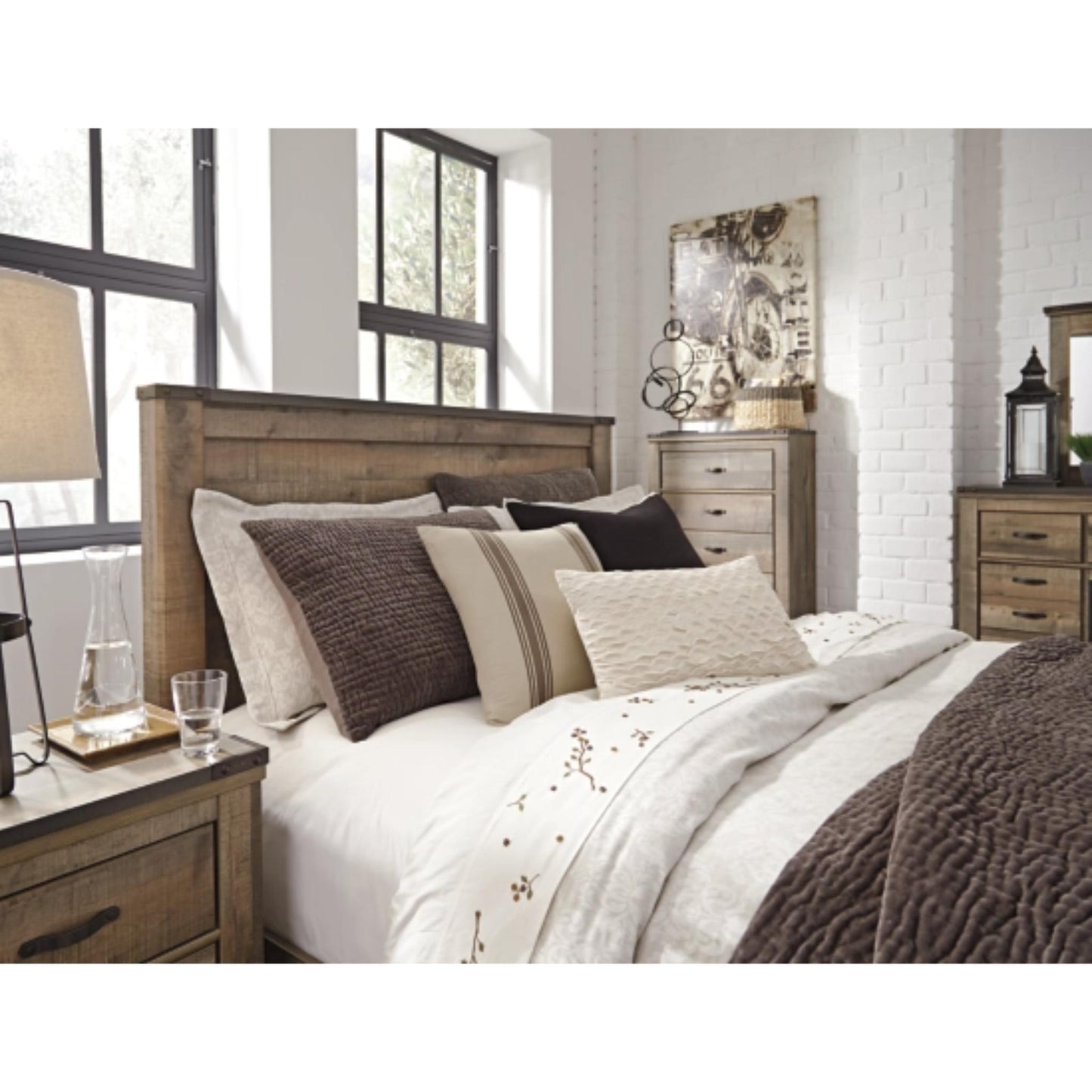 Queen Trinell Panel Bed